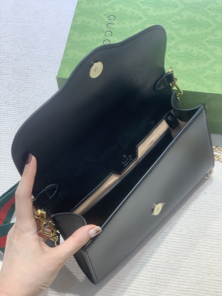 The Gucci Horsebit 1955 series all-leather WOC/clutch is a popular model in the 1955 series that combines retro style with practicality.