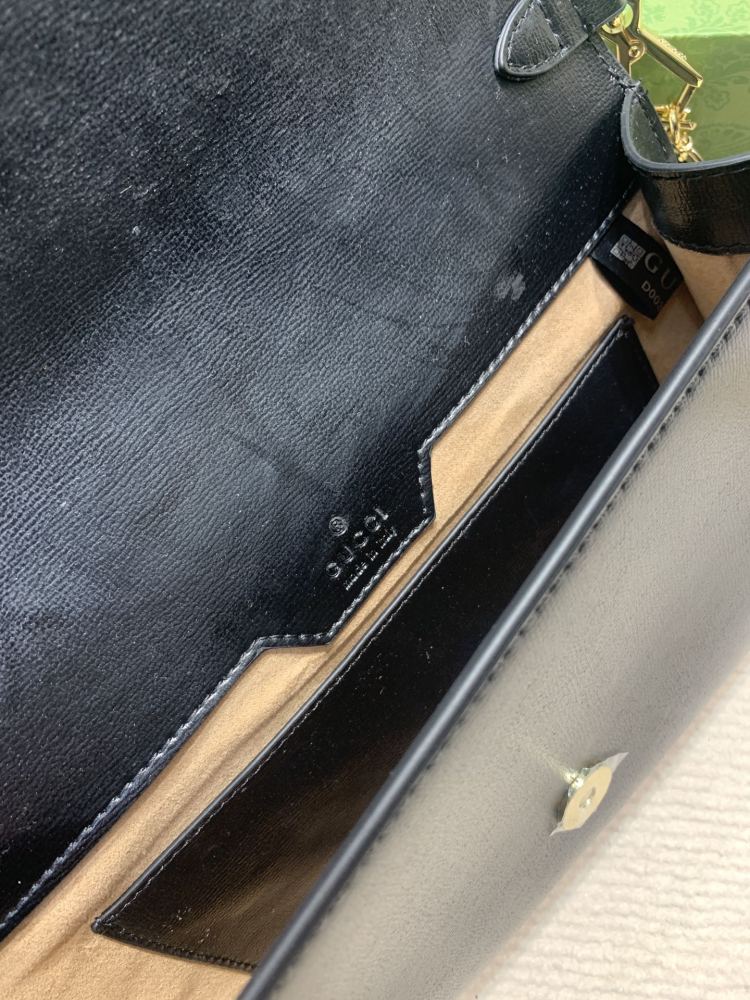 The Gucci Horsebit 1955 series all-leather WOC/clutch is a popular model in the 1955 series that combines retro style with practicality.