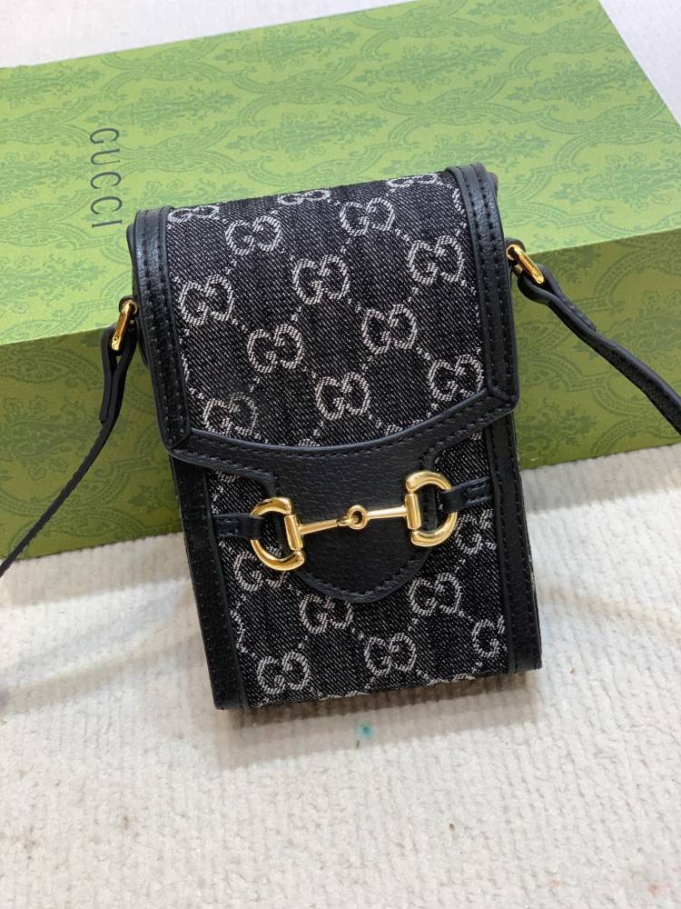 The Gucci Horsebit 1955 series mobile phone bag/vertical mini crossbody bag is also a popular style in the 1955 series that combines fashion and practicality.