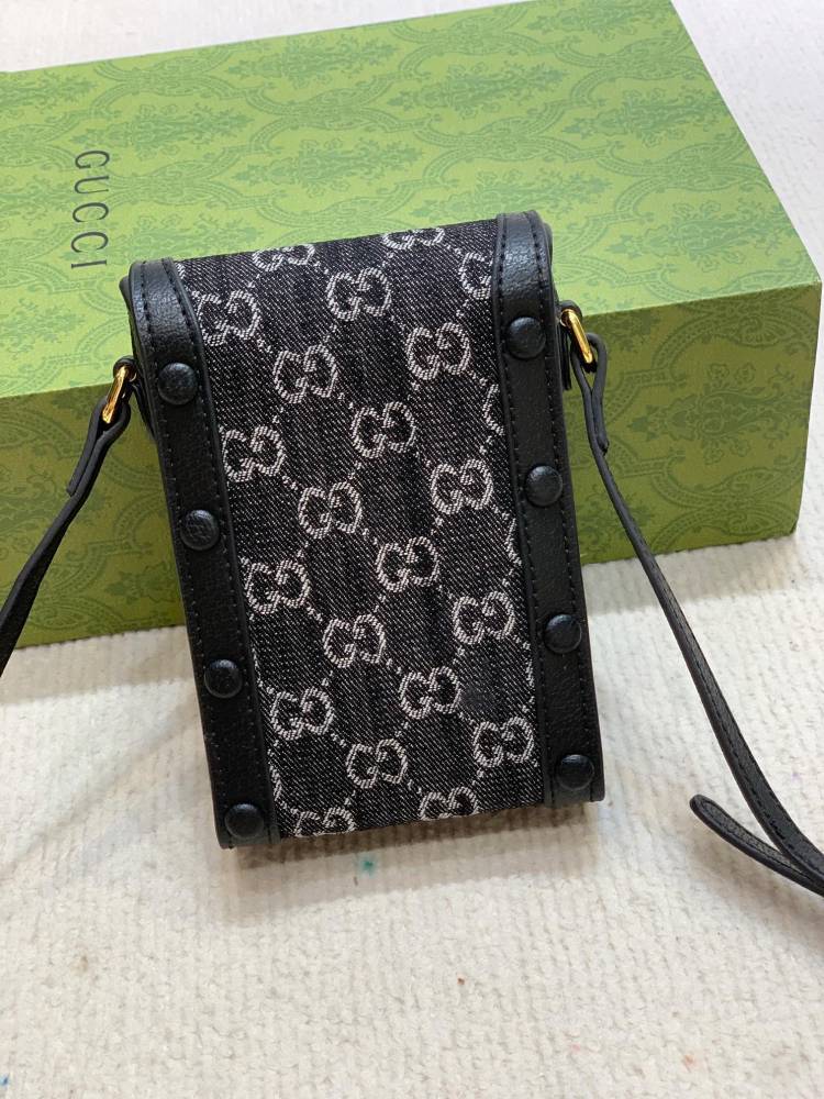 The Gucci Horsebit 1955 series mobile phone bag/vertical mini crossbody bag is also a popular style in the 1955 series that combines fashion and practicality.