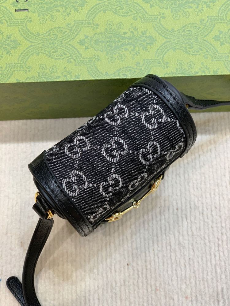 The Gucci Horsebit 1955 series mobile phone bag/vertical mini crossbody bag is also a popular style in the 1955 series that combines fashion and practicality.