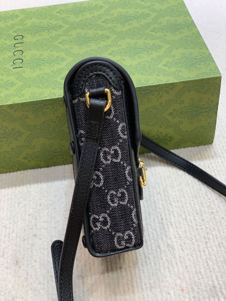 The Gucci Horsebit 1955 series mobile phone bag/vertical mini crossbody bag is also a popular style in the 1955 series that combines fashion and practicality.