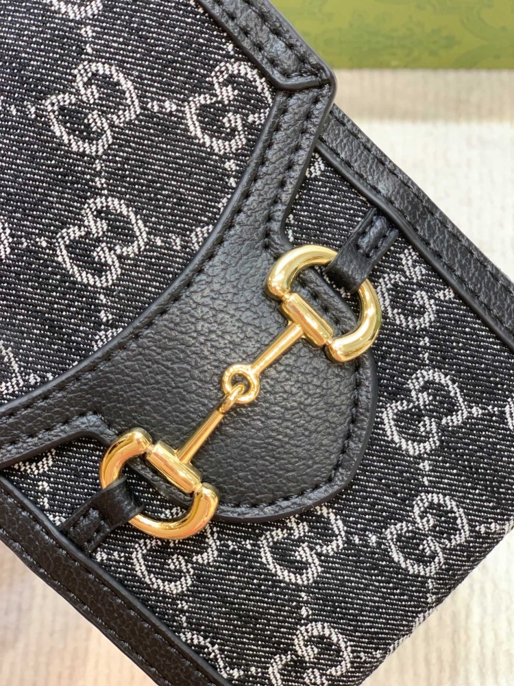 The Gucci Horsebit 1955 series mobile phone bag/vertical mini crossbody bag is also a popular style in the 1955 series that combines fashion and practicality.