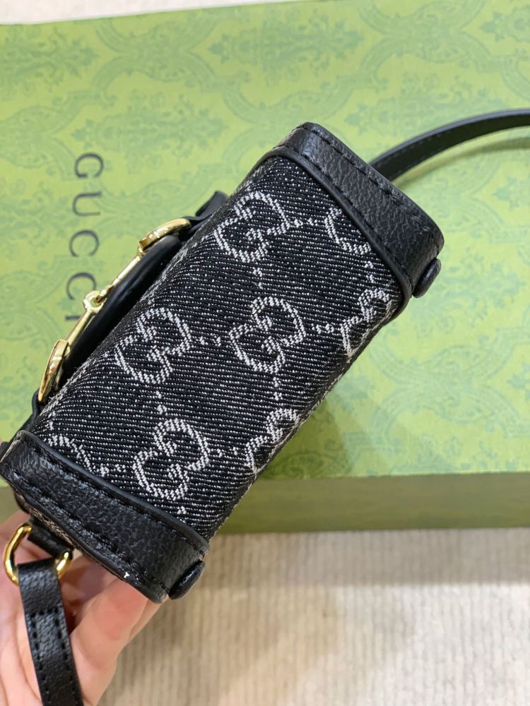 The Gucci Horsebit 1955 series mobile phone bag/vertical mini crossbody bag is also a popular style in the 1955 series that combines fashion and practicality.