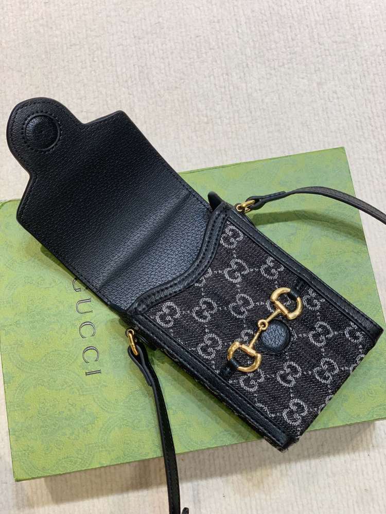 The Gucci Horsebit 1955 series mobile phone bag/vertical mini crossbody bag is also a popular style in the 1955 series that combines fashion and practicality.