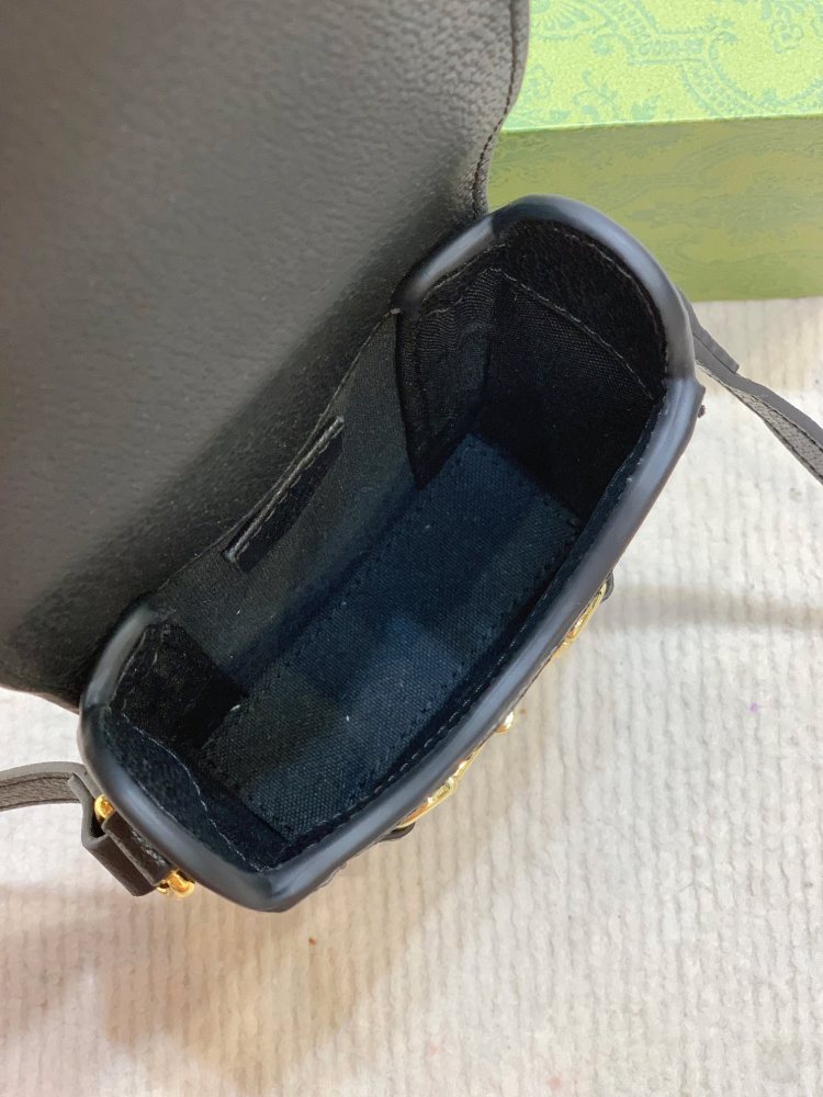 The Gucci Horsebit 1955 series mobile phone bag/vertical mini crossbody bag is also a popular style in the 1955 series that combines fashion and practicality.