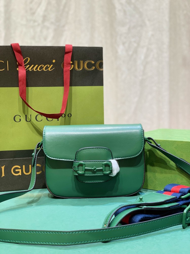 The Gucci Horsebit 1955 series all-leather green mini crossbody bag is a popular style from the 1955 collection, exuding a retro and vibrant feel.