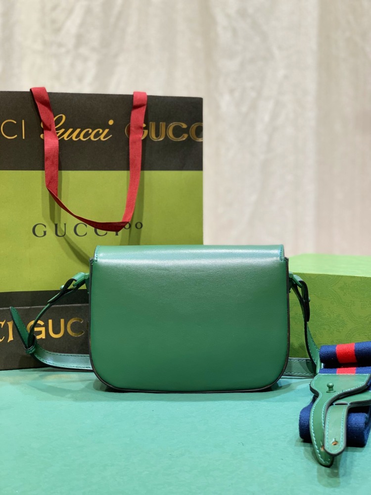 The Gucci Horsebit 1955 series all-leather green mini crossbody bag is a popular style from the 1955 collection, exuding a retro and vibrant feel.