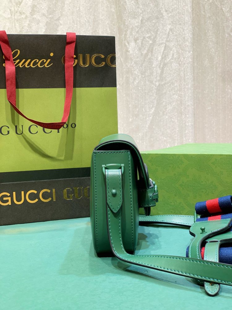 The Gucci Horsebit 1955 series all-leather green mini crossbody bag is a popular style from the 1955 collection, exuding a retro and vibrant feel.