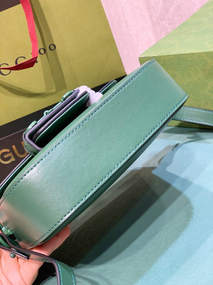 The Gucci Horsebit 1955 series all-leather green mini crossbody bag is a popular style from the 1955 collection, exuding a retro and vibrant feel.