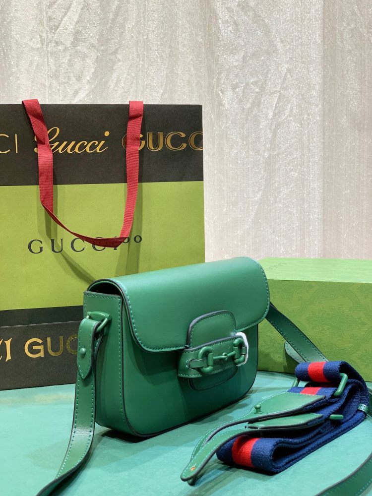 The Gucci Horsebit 1955 series all-leather green mini crossbody bag is a popular style from the 1955 collection, exuding a retro and vibrant feel.