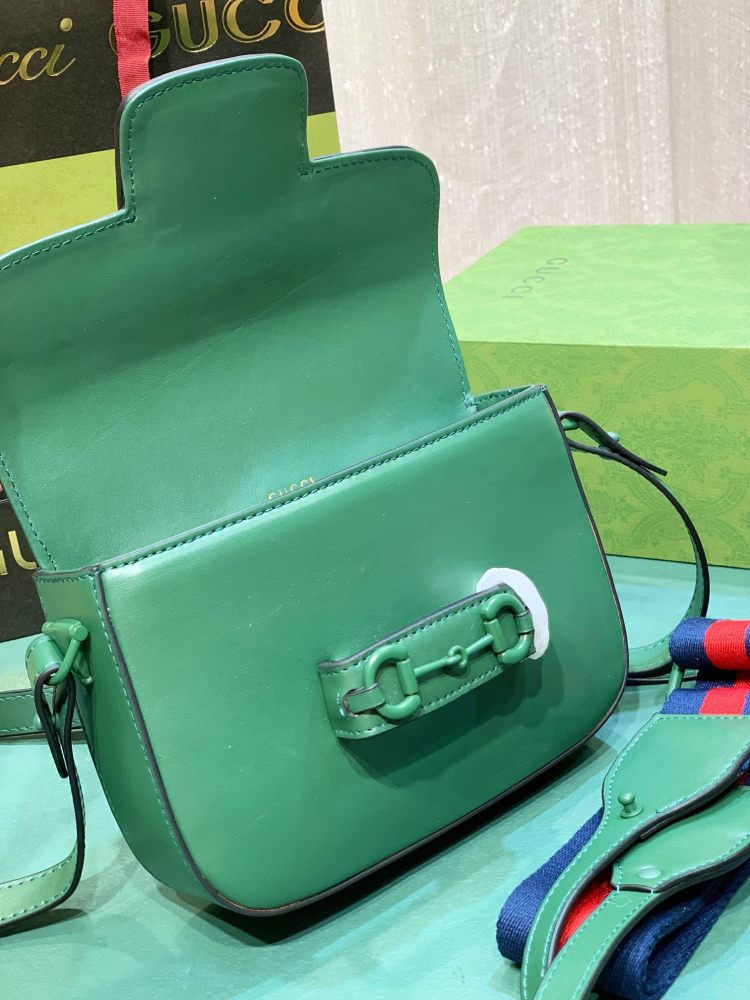 The Gucci Horsebit 1955 series all-leather green mini crossbody bag is a popular style from the 1955 collection, exuding a retro and vibrant feel.