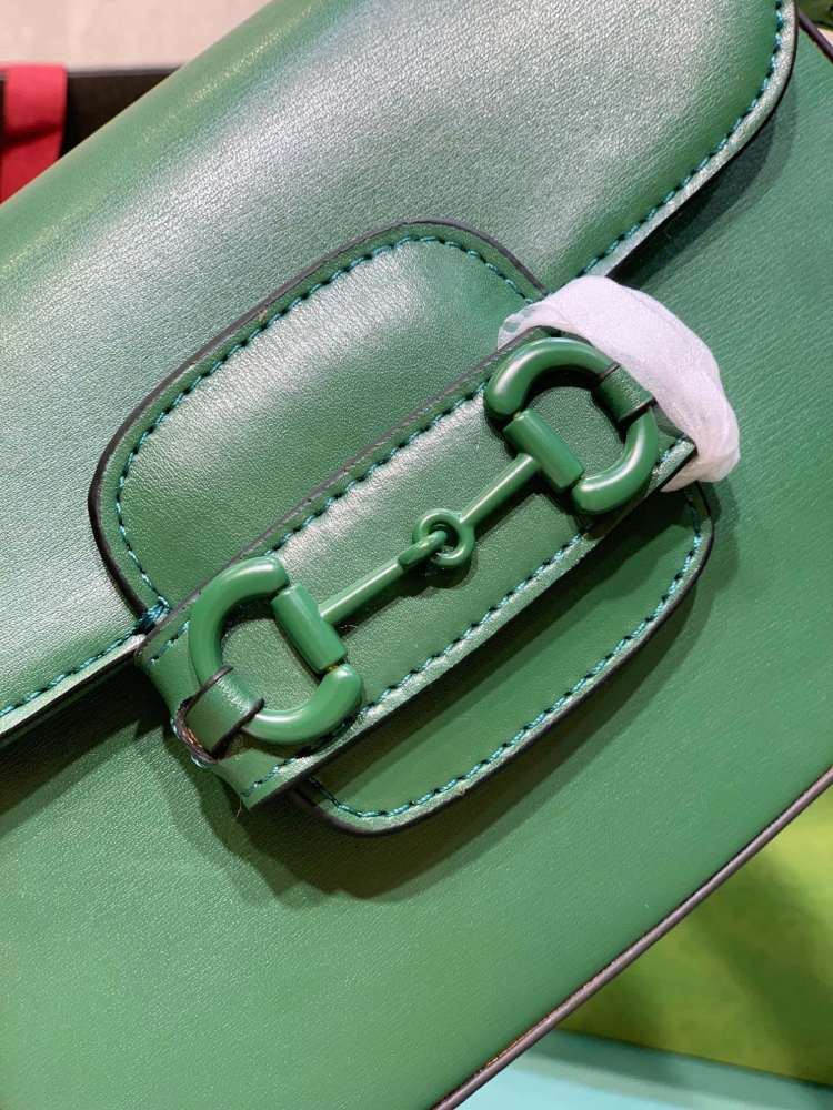The Gucci Horsebit 1955 series all-leather green mini crossbody bag is a popular style from the 1955 collection, exuding a retro and vibrant feel.
