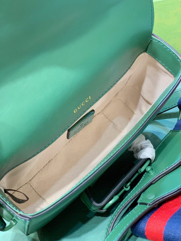 The Gucci Horsebit 1955 series all-leather green mini crossbody bag is a popular style from the 1955 collection, exuding a retro and vibrant feel.