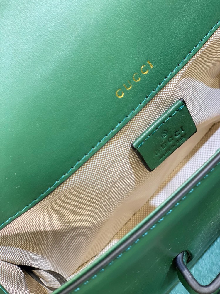 The Gucci Horsebit 1955 series all-leather green mini crossbody bag is a popular style from the 1955 collection, exuding a retro and vibrant feel.