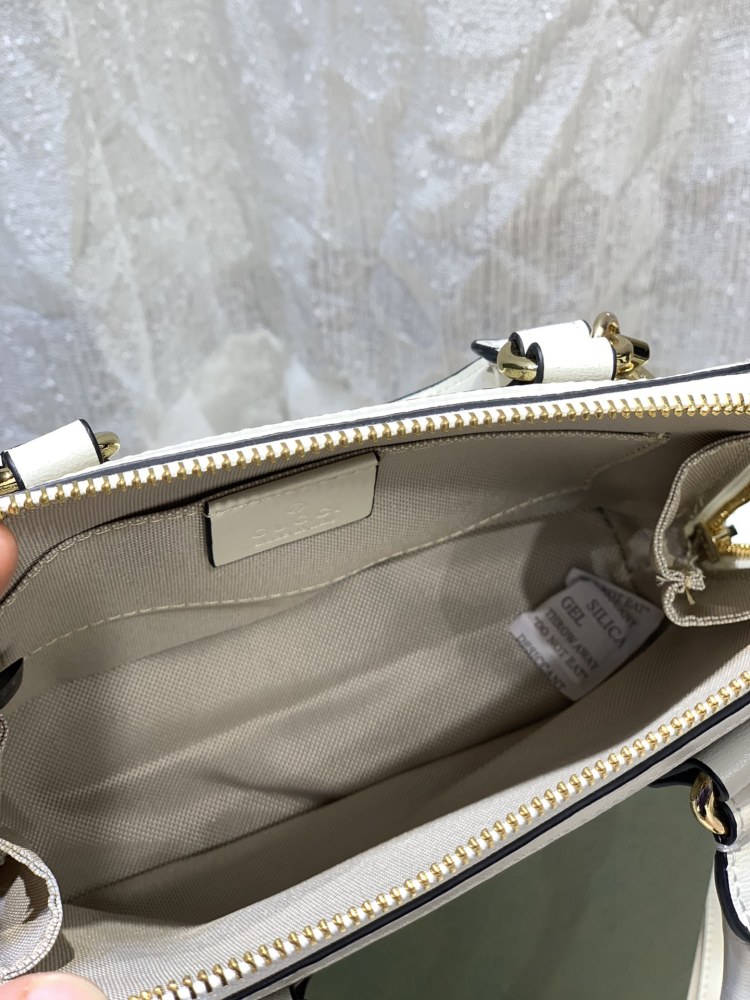 The Gucci Horsebit 1955 mini shell bag is a popular style in the 1955 collection that combines retro and fresh appeal.