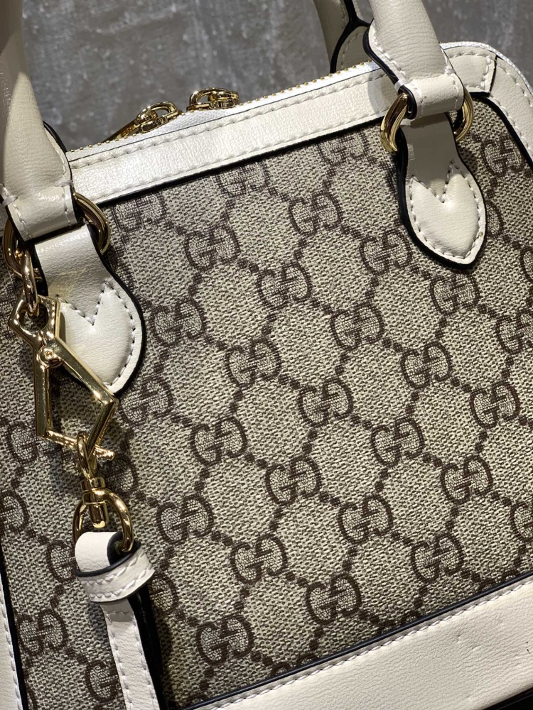 The Gucci Horsebit 1955 mini shell bag is a popular style in the 1955 collection that combines retro and fresh appeal.