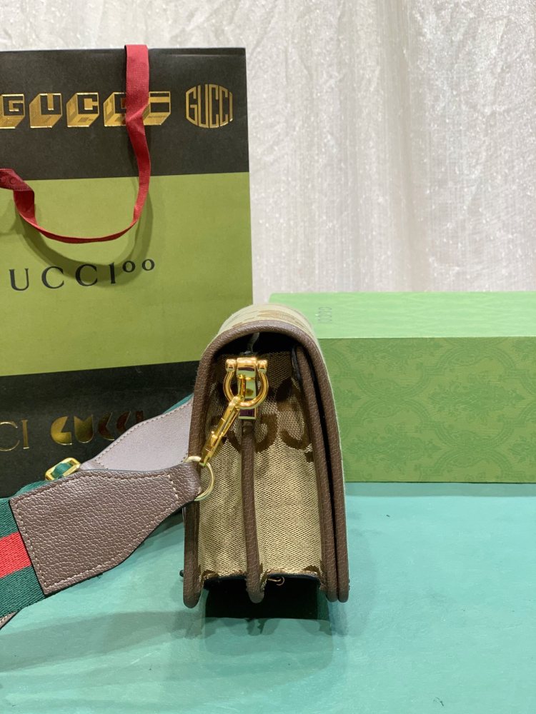 The Gucci Horsebit 1955 series oversized GG monogram saddle bag is a highly recognizable and popular style from the 1955 collection.