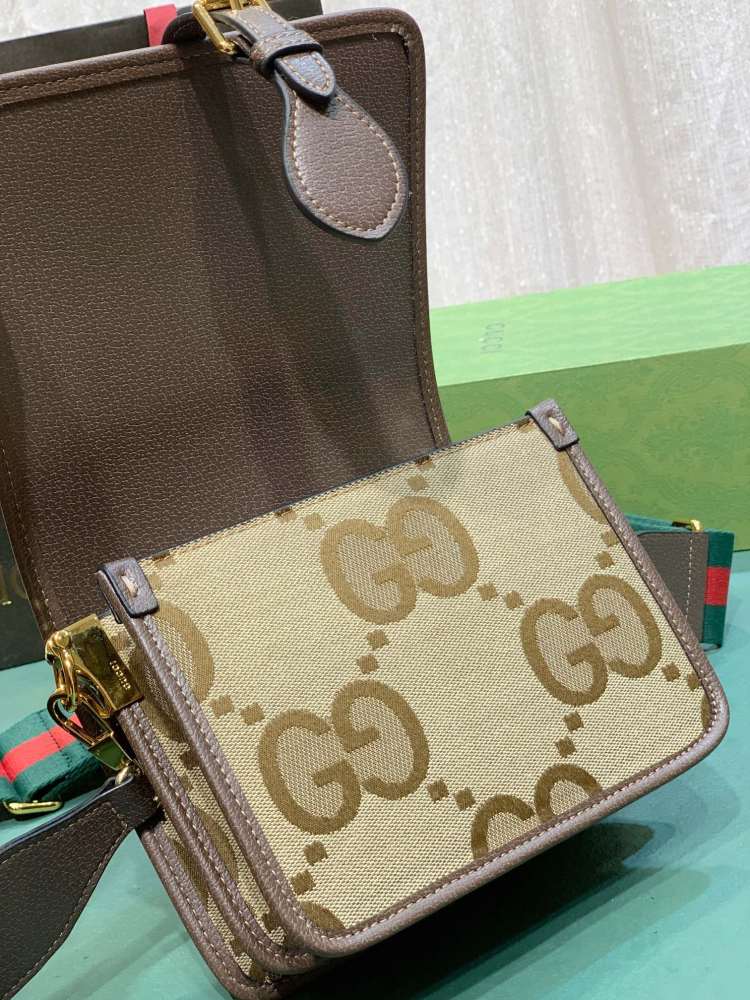 The Gucci Horsebit 1955 series oversized GG monogram saddle bag is a highly recognizable and popular style from the 1955 collection.