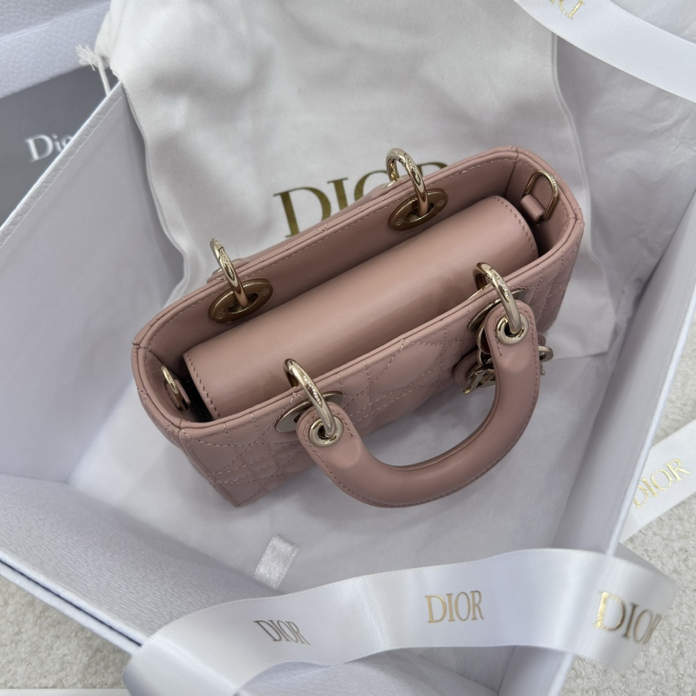 The Dior Lady D-Joy super mini version (horizontal Lady Dior), also known as the "horizontal Lady Dior bag".