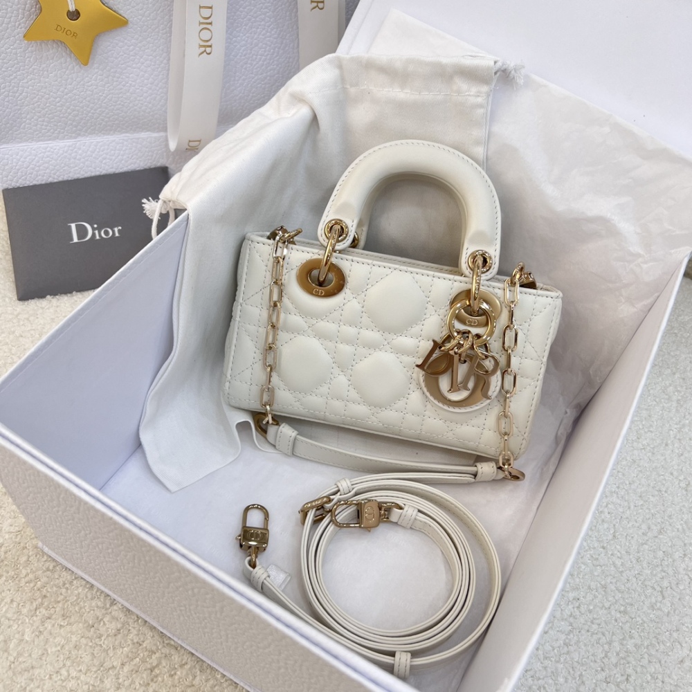 The Dior Lady D-Joy super mini version (horizontal Lady Dior), also known as the "horizontal Lady Dior bag".