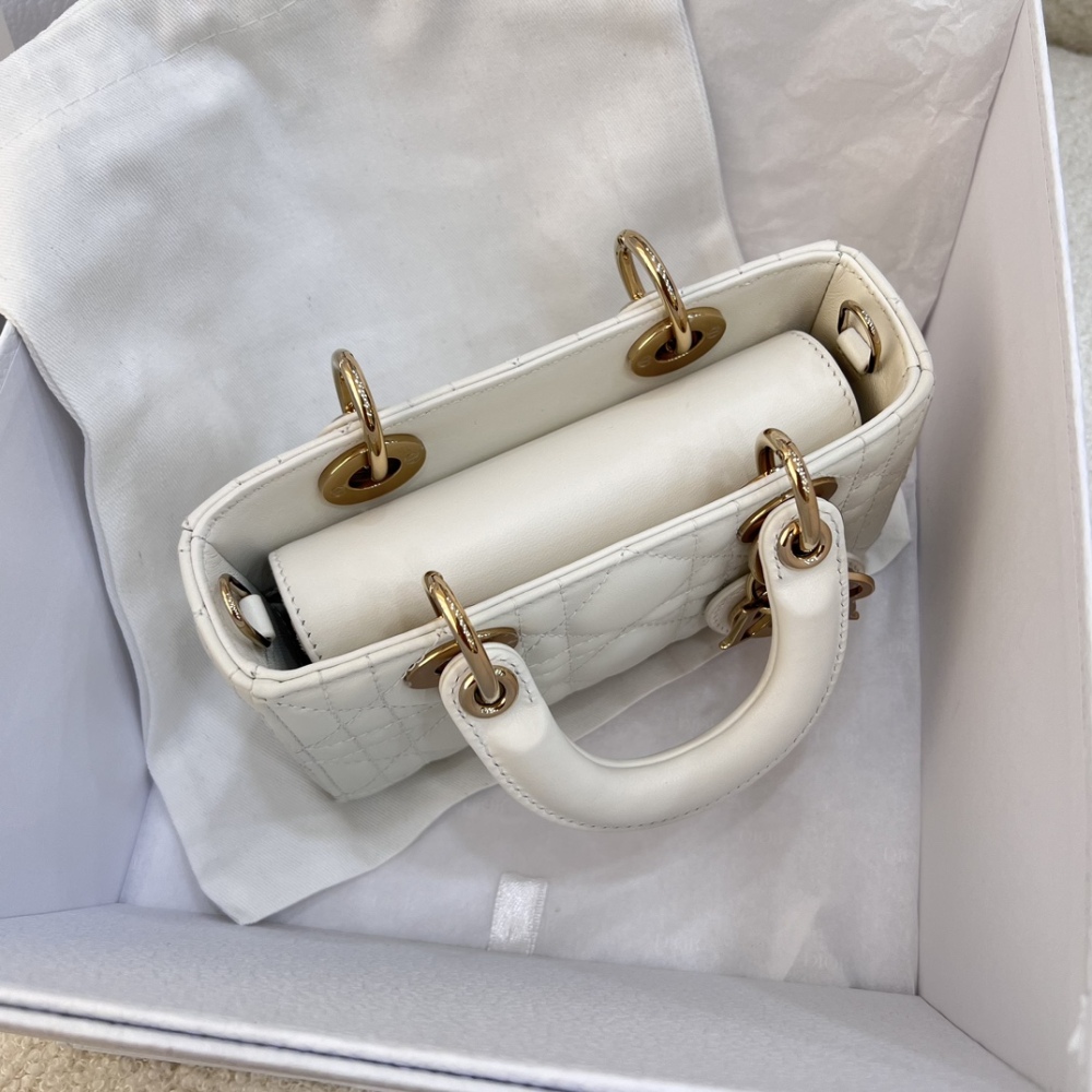 The Dior Lady D-Joy super mini version (horizontal Lady Dior), also known as the "horizontal Lady Dior bag".