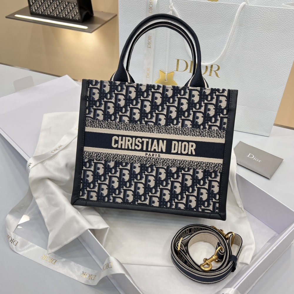 This is the Dior Book Tote mini (small/horizontal tote bag), one of Dior's most popular classic collections.