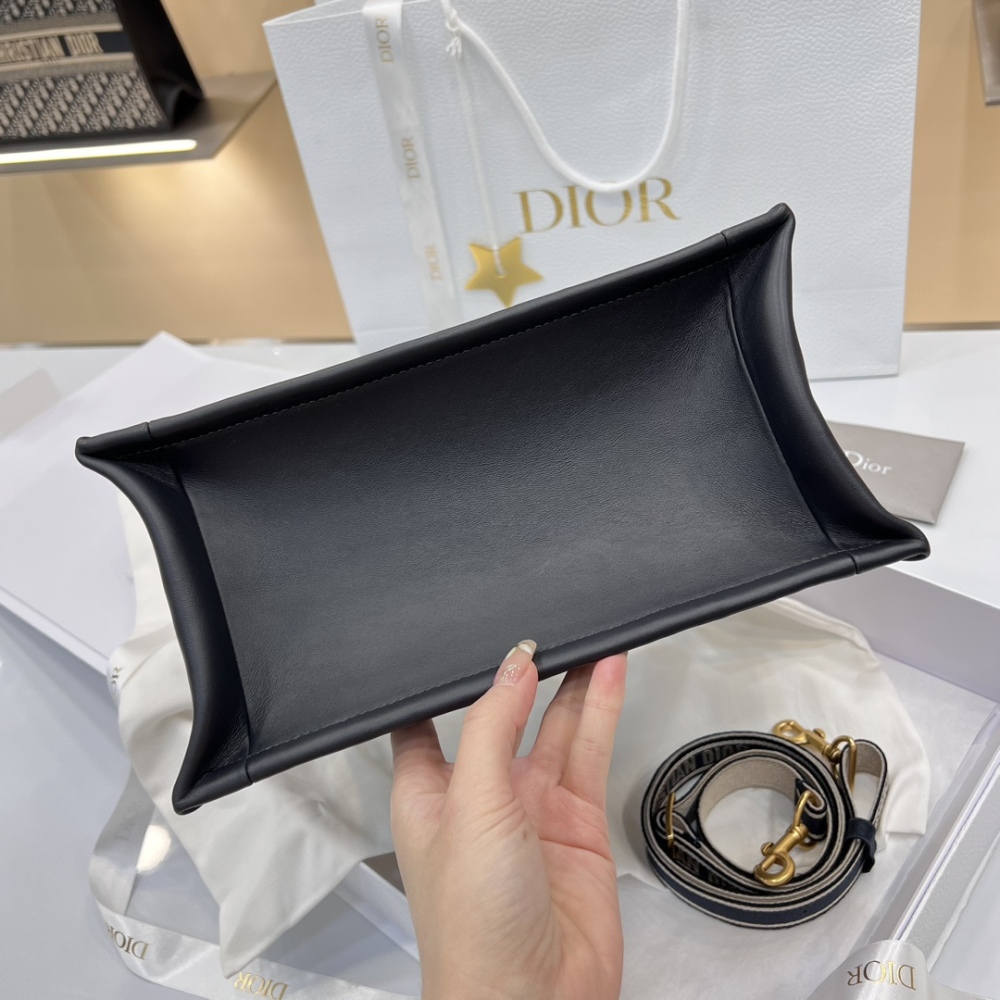 This is the Dior Book Tote mini (small/horizontal tote bag), one of Dior's most popular classic collections.