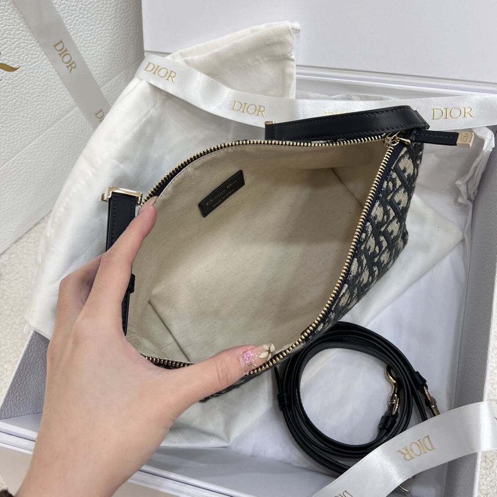 The Dior Travel Nomad monogram lunchbox bag (also known as the Dior Hobo / underarm bag) is a super popular and practical style in recent years.