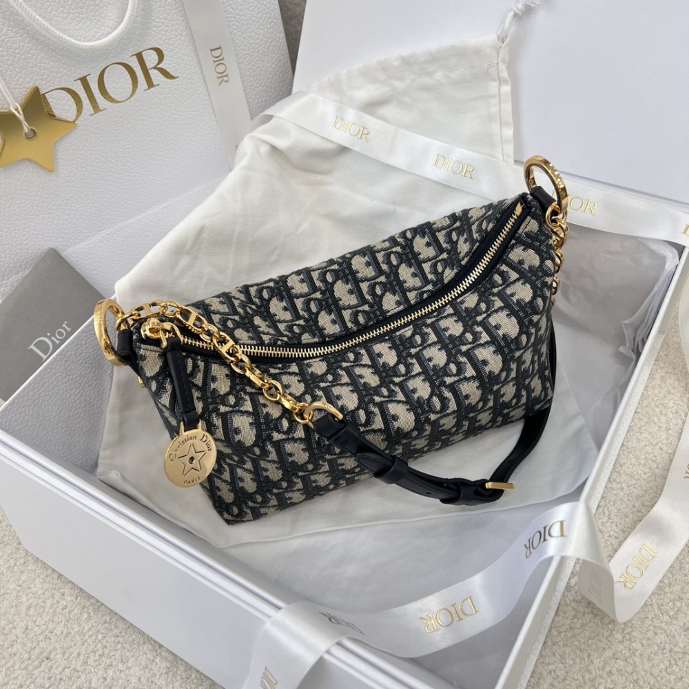 Dior's new Oblique monogram chain shoulder bag (Hobo) is a highly popular and practical style that has been trending in recent years.