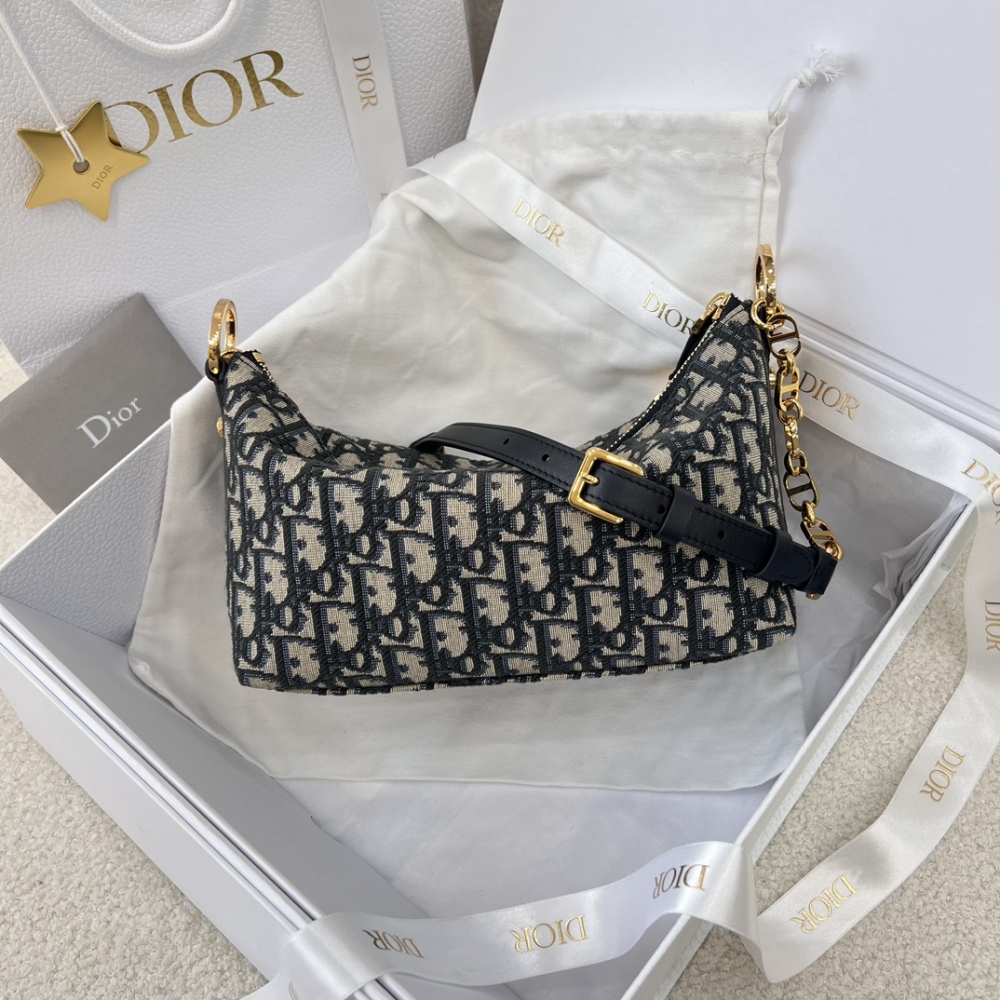 Dior's new Oblique monogram chain shoulder bag (Hobo) is a highly popular and practical style that has been trending in recent years.