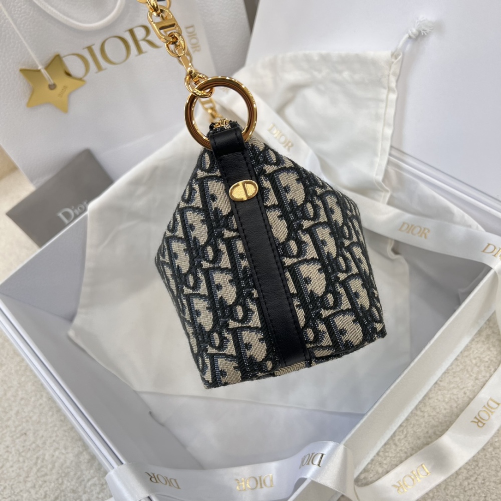 Dior's new Oblique monogram chain shoulder bag (Hobo) is a highly popular and practical style that has been trending in recent years.