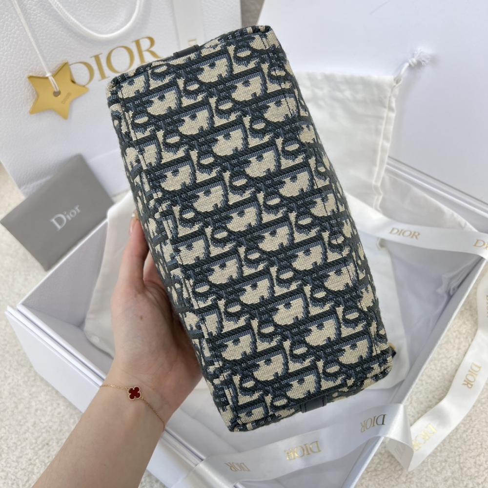 Dior's new Oblique monogram chain shoulder bag (Hobo) is a highly popular and practical style that has been trending in recent years.