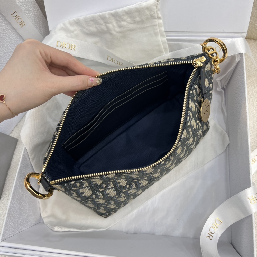 Dior's new Oblique monogram chain shoulder bag (Hobo) is a highly popular and practical style that has been trending in recent years.