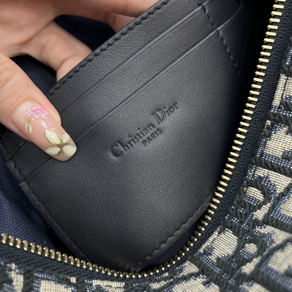 Dior's new Oblique monogram chain shoulder bag (Hobo) is a highly popular and practical style that has been trending in recent years.