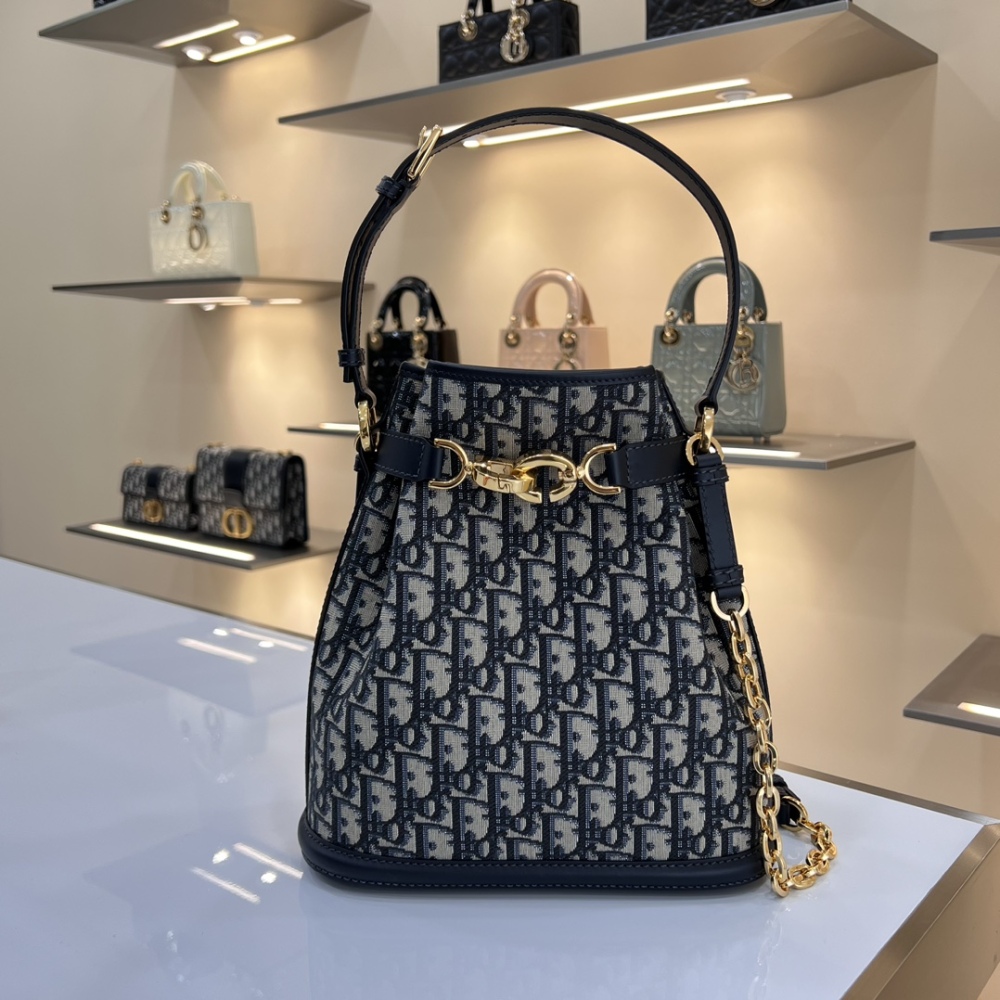 The Dior C'est Dior small monogram bucket bag, also often simply called the Dior Oblique bucket bag, is a popular retro-style bag in recent years.