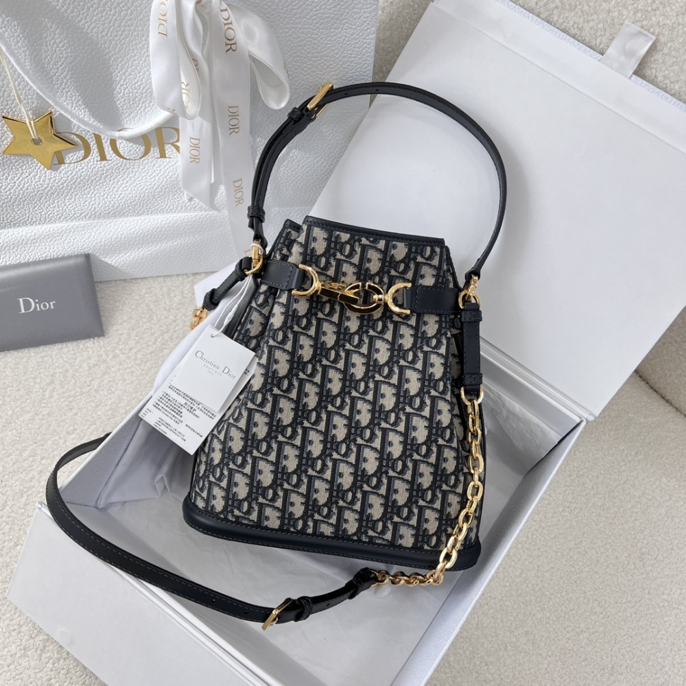 The Dior C'est Dior small monogram bucket bag, also often simply called the Dior Oblique bucket bag, is a popular retro-style bag in recent years.