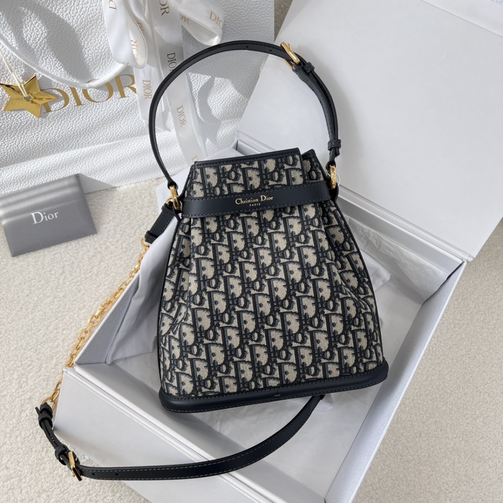 The Dior C'est Dior small monogram bucket bag, also often simply called the Dior Oblique bucket bag, is a popular retro-style bag in recent years.
