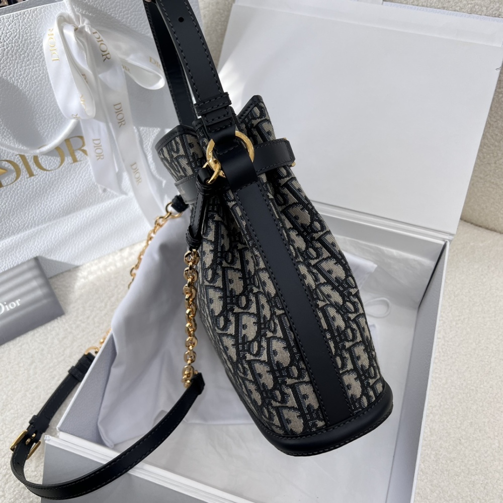 The Dior C'est Dior small monogram bucket bag, also often simply called the Dior Oblique bucket bag, is a popular retro-style bag in recent years.