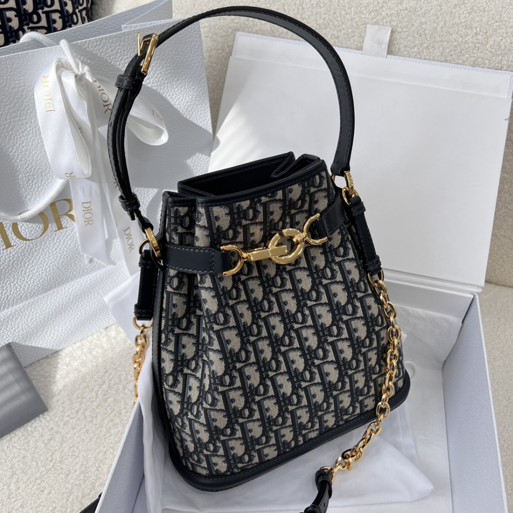 The Dior C'est Dior small monogram bucket bag, also often simply called the Dior Oblique bucket bag, is a popular retro-style bag in recent years.