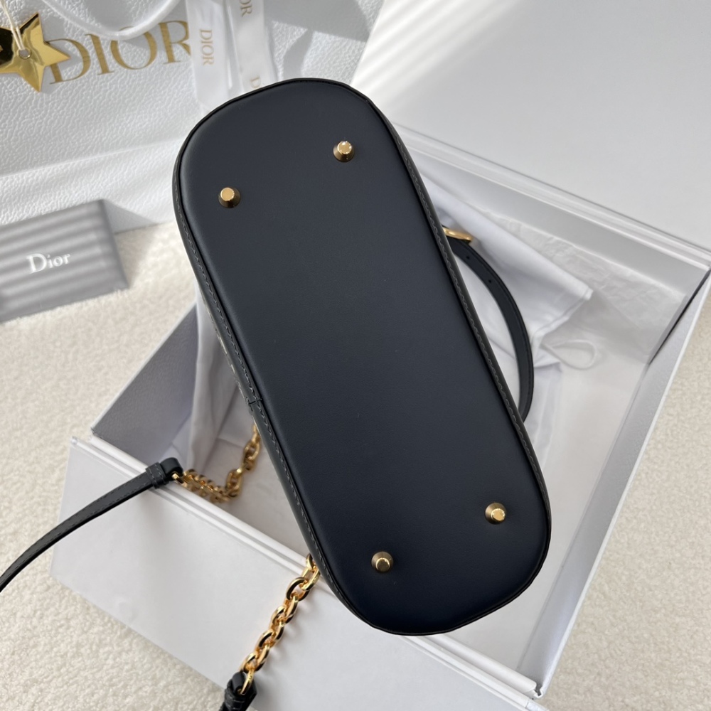 The Dior C'est Dior small monogram bucket bag, also often simply called the Dior Oblique bucket bag, is a popular retro-style bag in recent years.