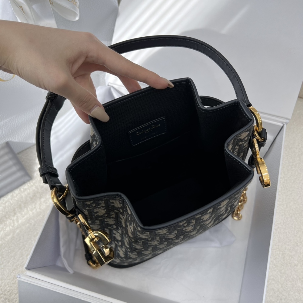 The Dior C'est Dior small monogram bucket bag, also often simply called the Dior Oblique bucket bag, is a popular retro-style bag in recent years.