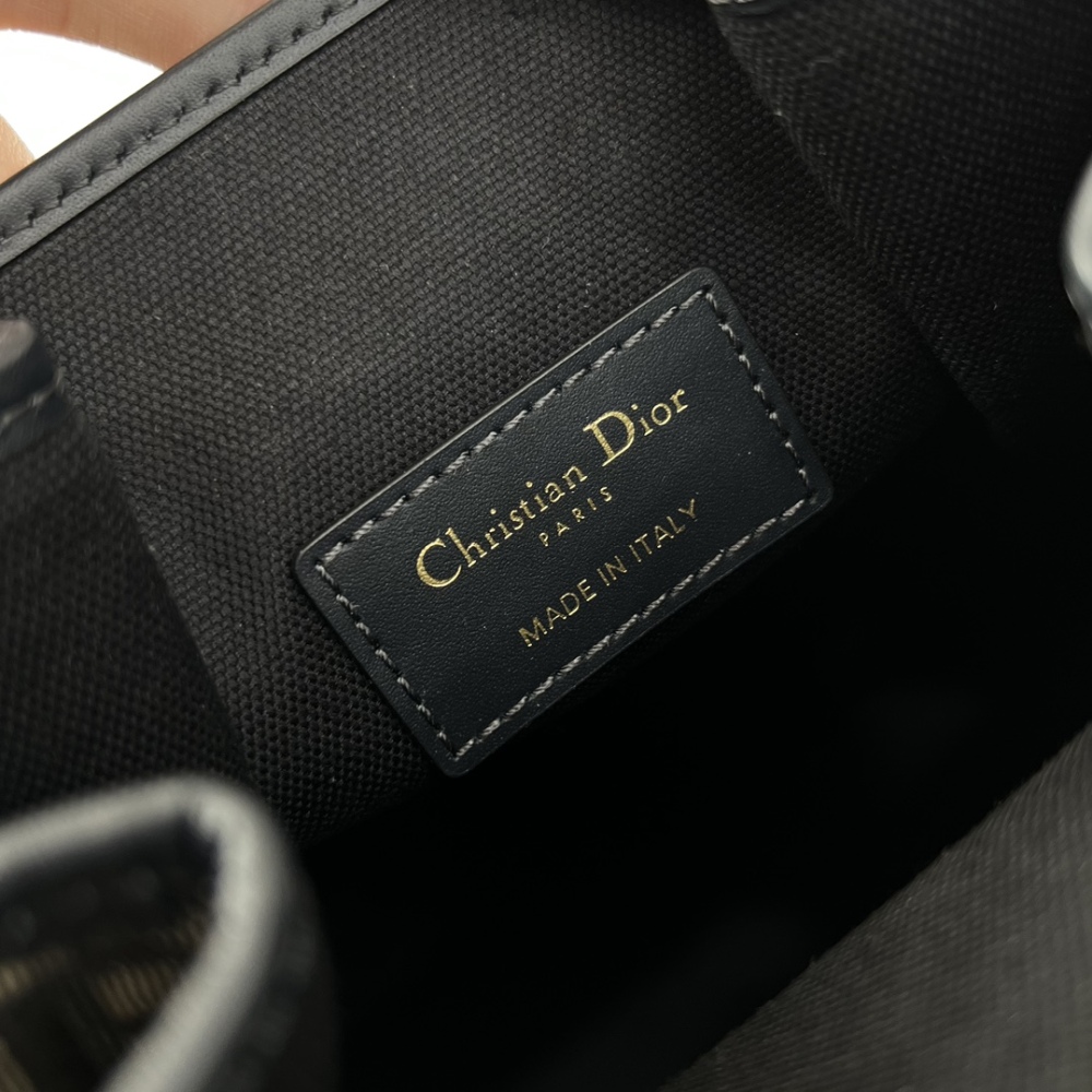 The Dior C'est Dior small monogram bucket bag, also often simply called the Dior Oblique bucket bag, is a popular retro-style bag in recent years.