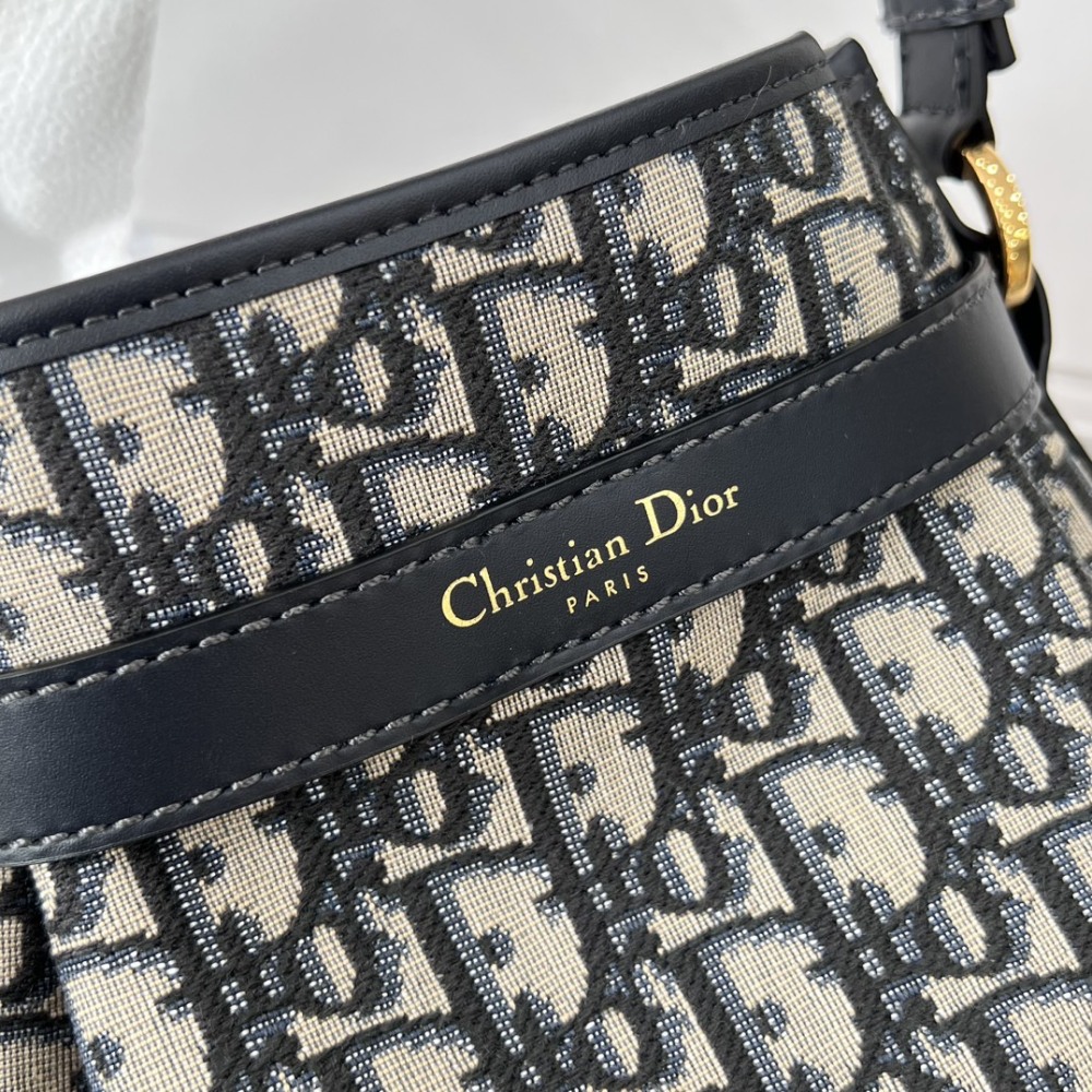 The Dior C'est Dior small monogram bucket bag, also often simply called the Dior Oblique bucket bag, is a popular retro-style bag in recent years.