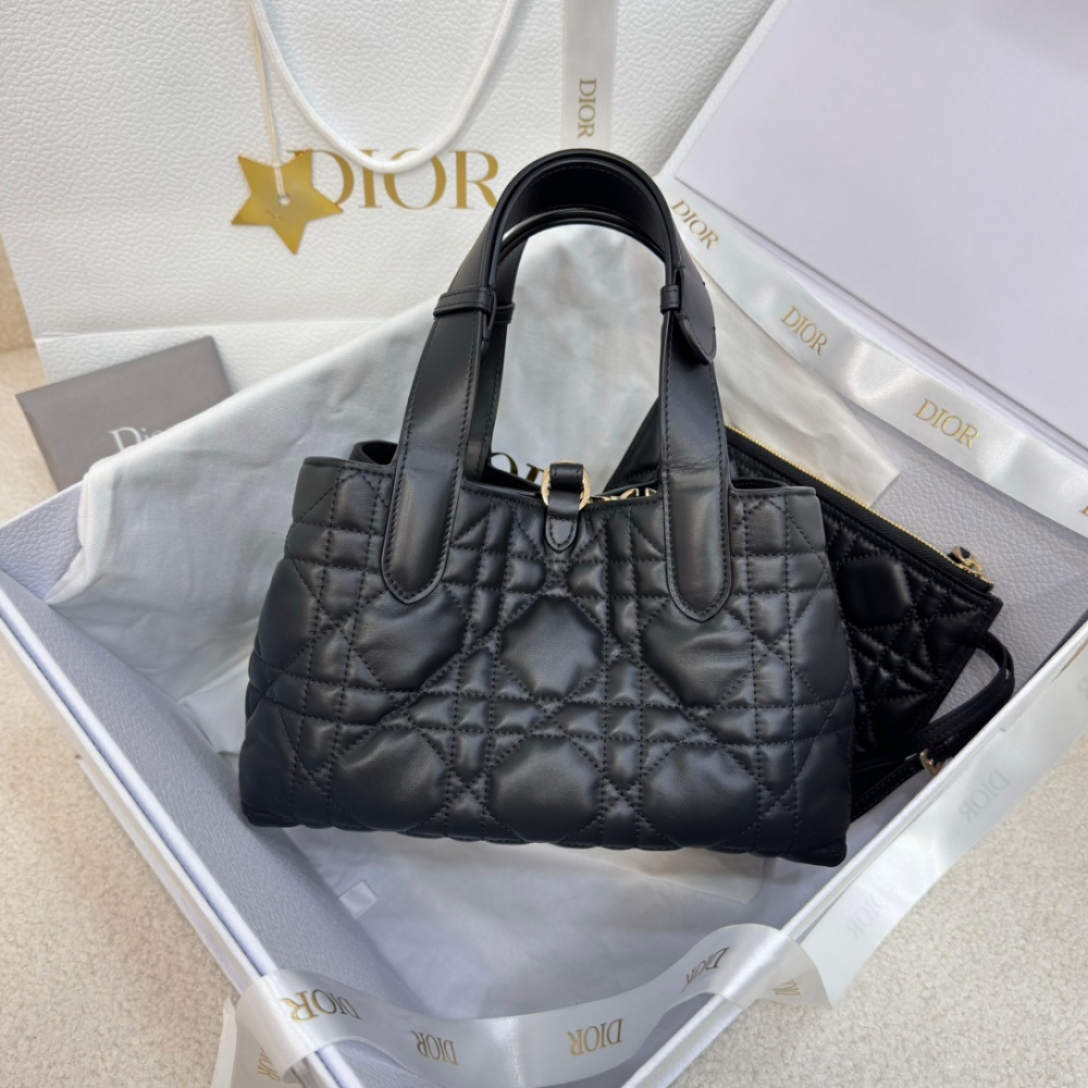 The Dior Toujours small cannage tote bag, often referred to as a "softer version of the Princess Diana tote," is a popular and gentle workwear style in recent years.
