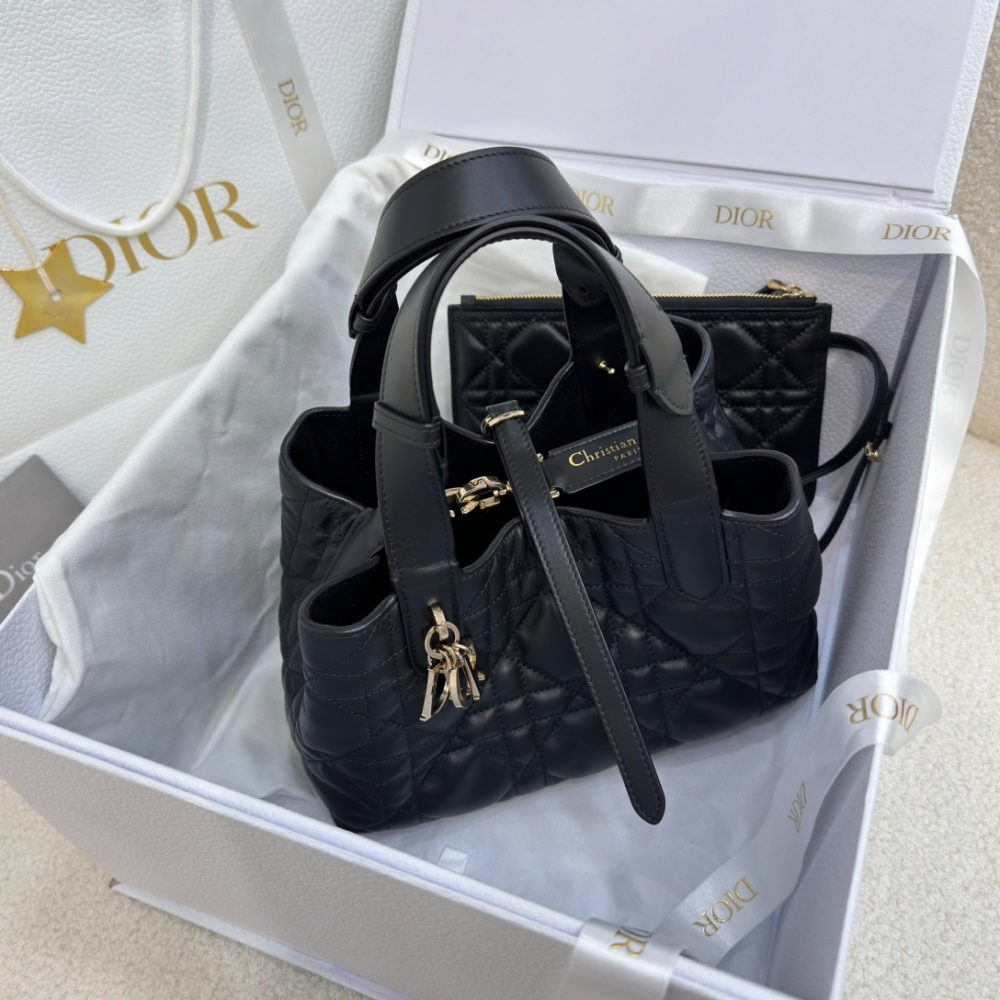 The Dior Toujours small cannage tote bag, often referred to as a "softer version of the Princess Diana tote," is a popular and gentle workwear style in recent years.