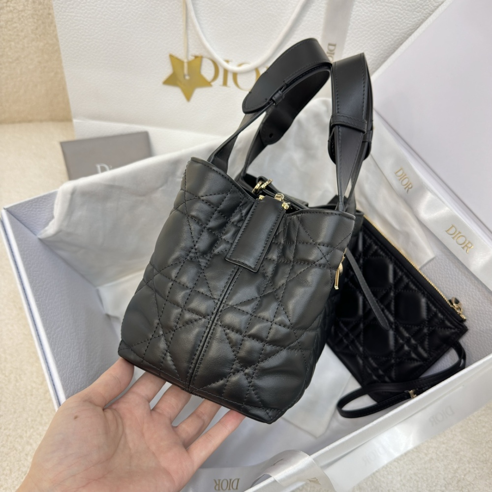The Dior Toujours small cannage tote bag, often referred to as a "softer version of the Princess Diana tote," is a popular and gentle workwear style in recent years.