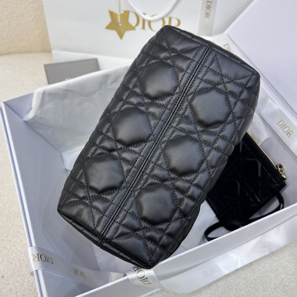 The Dior Toujours small cannage tote bag, often referred to as a "softer version of the Princess Diana tote," is a popular and gentle workwear style in recent years.