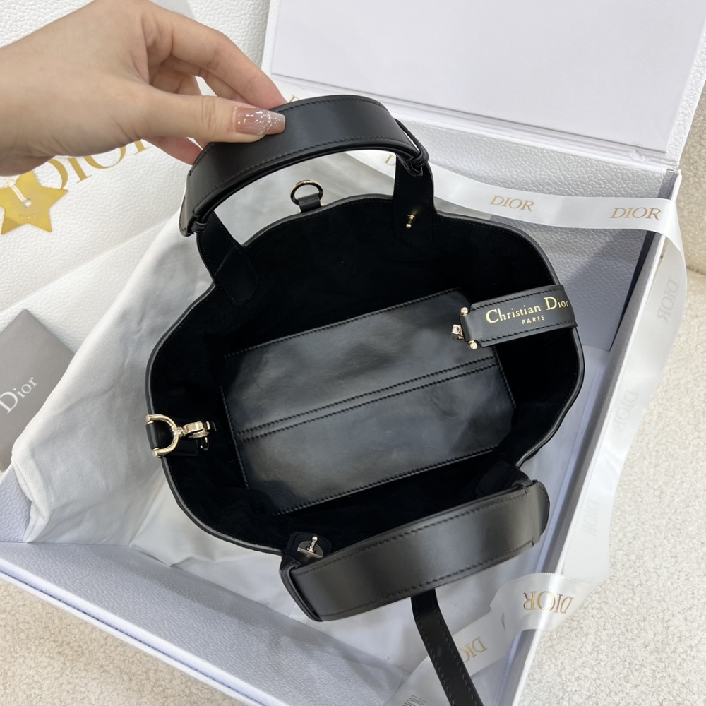 The Dior Toujours small cannage tote bag, often referred to as a "softer version of the Princess Diana tote," is a popular and gentle workwear style in recent years.