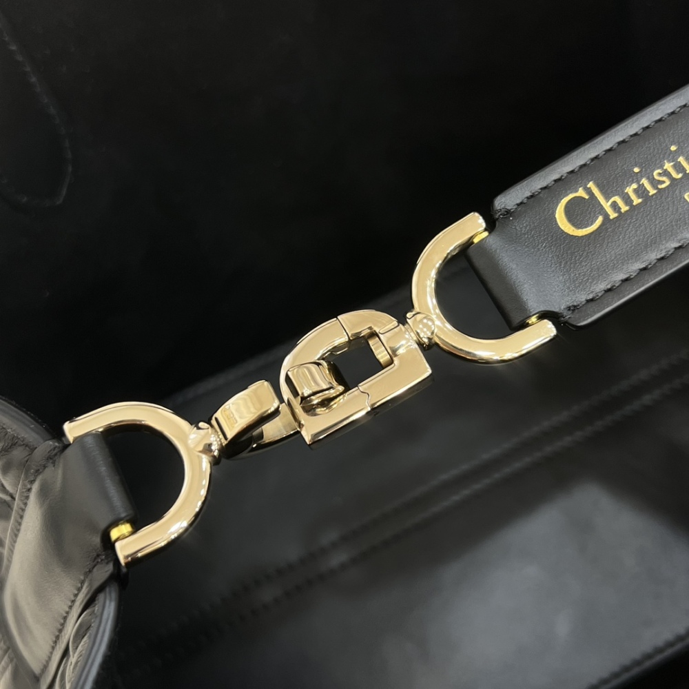 The Dior Toujours small cannage tote bag, often referred to as a "softer version of the Princess Diana tote," is a popular and gentle workwear style in recent years.
